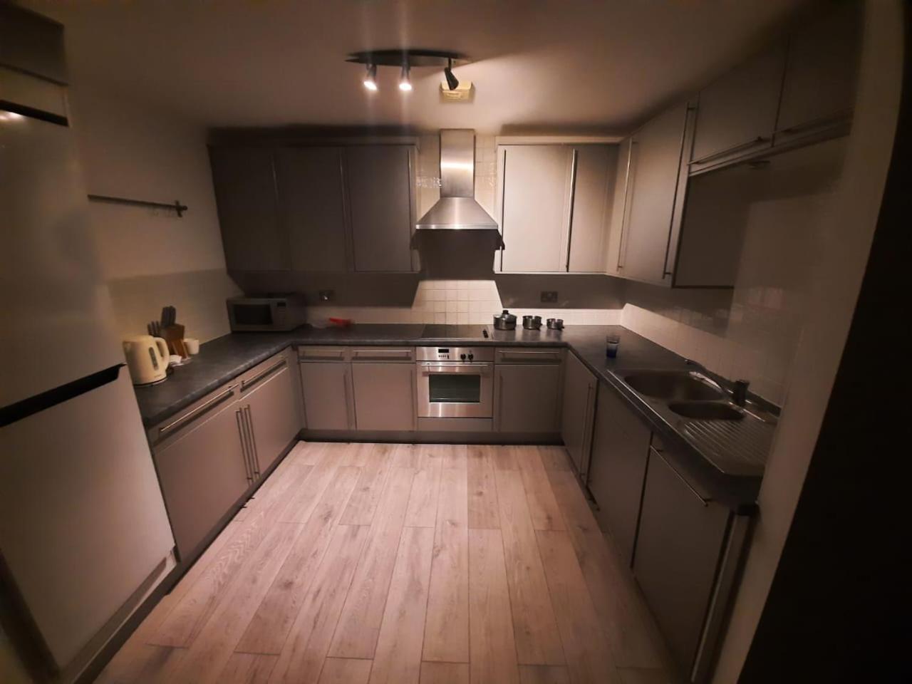 Room In Cardiff City Center - Swiftstay Buitenkant foto